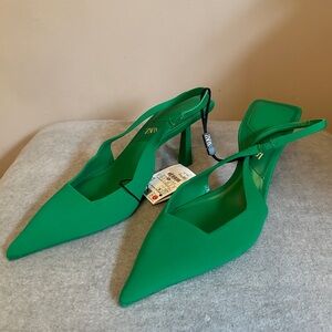NWT Zara Green Fabric Closed Toe Pointed Kitten Heel
